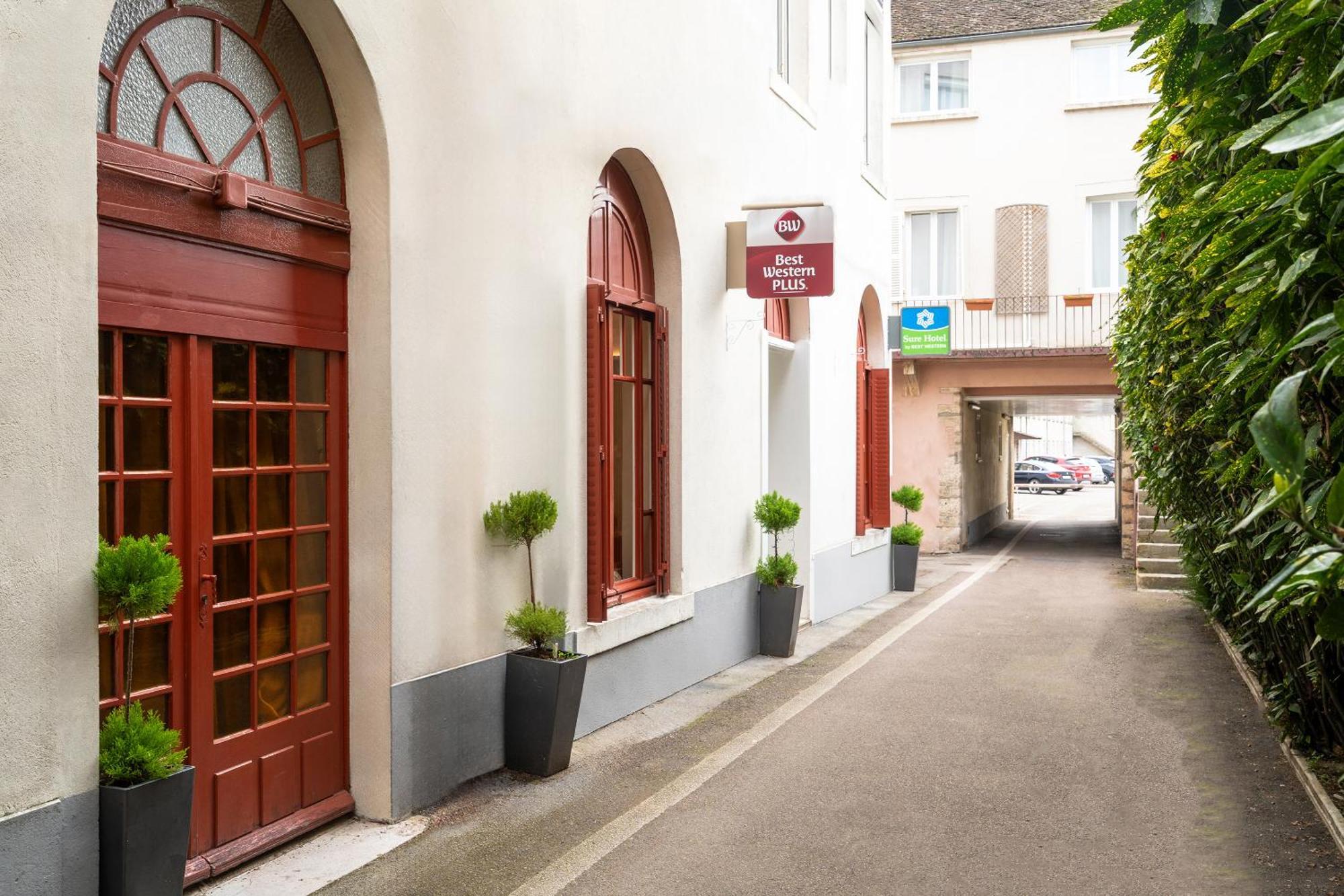 Au Grand Saint Jean Hotel 4*